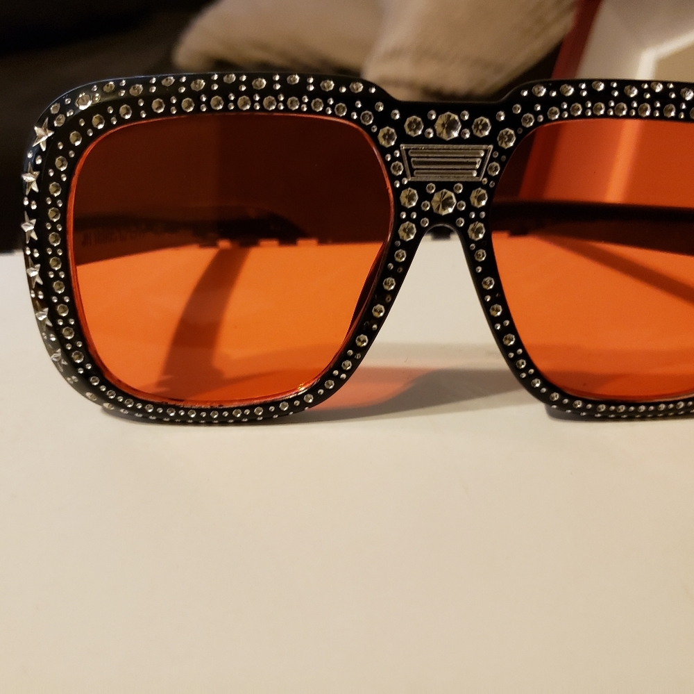 Unique Black Sunnies w/red lens